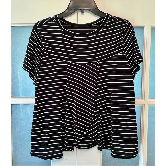 ✨EUC✨ OLD NAVY ACTIVE SHORT SLEEVE BLACK & WHITE STRIPPED T-SHIRT 🖤🤍 - Picture 2 of 5